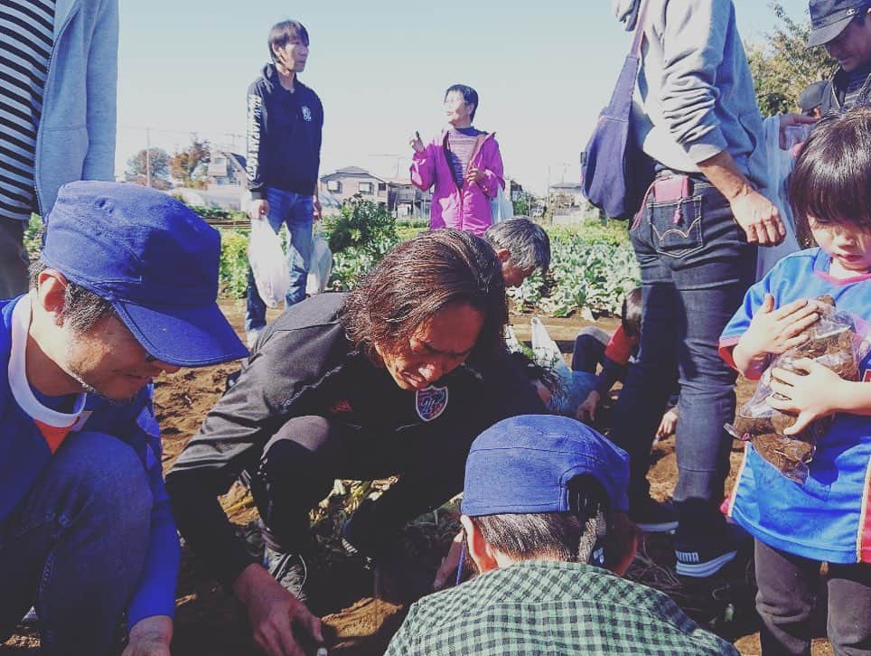 石川直宏さんのインスタグラム写真 - (石川直宏Instagram)「三鷹の畑で収穫&BBQ🥕🥦🍖✨ . 台風の影響で延期になっていたイベントを先週快晴の中、トレファルコさんや伊藤園さん、まちなか農家さんのご協力により無事開催出来ました🤝 . サツマイモ掘りを幼稚園の時にやって以来！？人参やブロッコリー、里芋を収穫し、採れたてをBBQでいただく贅沢👏✨ . 口にするものがどこで育ち、どのように収穫され出荷されているか。 この日の様な貴重な体験は、当たり前にある日常を、新たな思考や価値・感謝に気づかせてくれる。 . 何より新鮮で、気持ちが良くて、仲間と共有出来る機会は楽しい♪ . この様な新たな取り組みの中でも、想いや絆を繋げていきます🤝 . 関係者の皆さん、お集まりいただいた皆さん、ありがとうございました😊 . #三鷹 #Mitaka #伊藤園 #トレファルコ #まちなか農家 #都市農業 #野菜収穫 #BBQ #地域連携 #シャレン #fctokyo #FC東京 #tokyo #FC東京ファミリー #fctokyoclubcommunicator  #FC東京クラブコミュニケーター #CC」11月18日 15時25分 - sgss.18