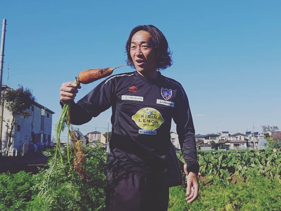 石川直宏さんのインスタグラム写真 - (石川直宏Instagram)「三鷹の畑で収穫&BBQ🥕🥦🍖✨ . 台風の影響で延期になっていたイベントを先週快晴の中、トレファルコさんや伊藤園さん、まちなか農家さんのご協力により無事開催出来ました🤝 . サツマイモ掘りを幼稚園の時にやって以来！？人参やブロッコリー、里芋を収穫し、採れたてをBBQでいただく贅沢👏✨ . 口にするものがどこで育ち、どのように収穫され出荷されているか。 この日の様な貴重な体験は、当たり前にある日常を、新たな思考や価値・感謝に気づかせてくれる。 . 何より新鮮で、気持ちが良くて、仲間と共有出来る機会は楽しい♪ . この様な新たな取り組みの中でも、想いや絆を繋げていきます🤝 . 関係者の皆さん、お集まりいただいた皆さん、ありがとうございました😊 . #三鷹 #Mitaka #伊藤園 #トレファルコ #まちなか農家 #都市農業 #野菜収穫 #BBQ #地域連携 #シャレン #fctokyo #FC東京 #tokyo #FC東京ファミリー #fctokyoclubcommunicator  #FC東京クラブコミュニケーター #CC」11月18日 15時25分 - sgss.18