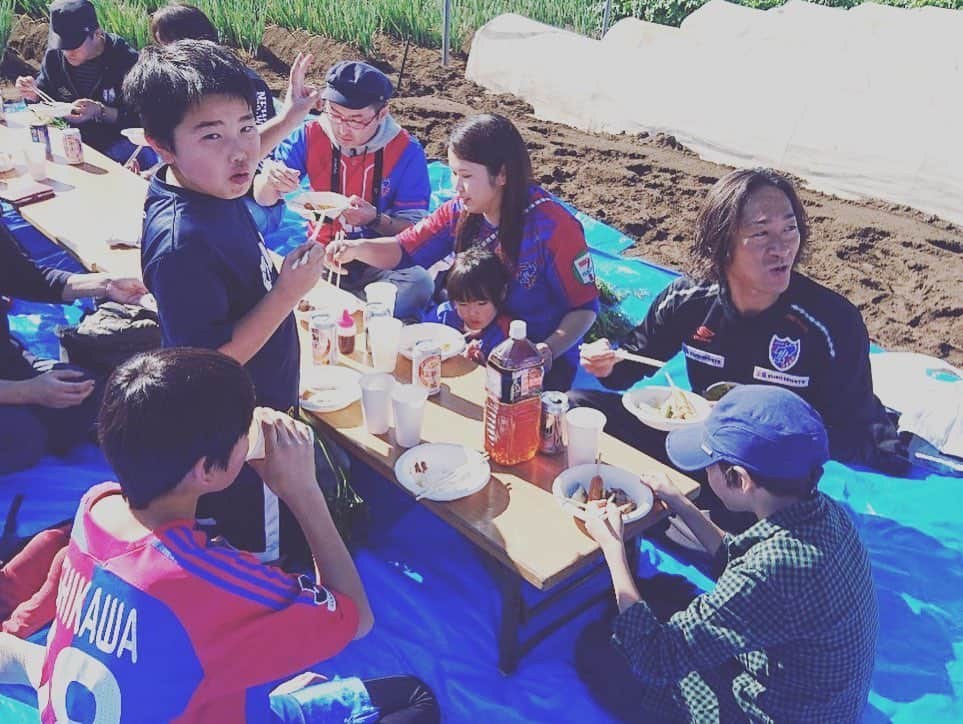 石川直宏さんのインスタグラム写真 - (石川直宏Instagram)「三鷹の畑で収穫&BBQ🥕🥦🍖✨ . 台風の影響で延期になっていたイベントを先週快晴の中、トレファルコさんや伊藤園さん、まちなか農家さんのご協力により無事開催出来ました🤝 . サツマイモ掘りを幼稚園の時にやって以来！？人参やブロッコリー、里芋を収穫し、採れたてをBBQでいただく贅沢👏✨ . 口にするものがどこで育ち、どのように収穫され出荷されているか。 この日の様な貴重な体験は、当たり前にある日常を、新たな思考や価値・感謝に気づかせてくれる。 . 何より新鮮で、気持ちが良くて、仲間と共有出来る機会は楽しい♪ . この様な新たな取り組みの中でも、想いや絆を繋げていきます🤝 . 関係者の皆さん、お集まりいただいた皆さん、ありがとうございました😊 . #三鷹 #Mitaka #伊藤園 #トレファルコ #まちなか農家 #都市農業 #野菜収穫 #BBQ #地域連携 #シャレン #fctokyo #FC東京 #tokyo #FC東京ファミリー #fctokyoclubcommunicator  #FC東京クラブコミュニケーター #CC」11月18日 15時25分 - sgss.18