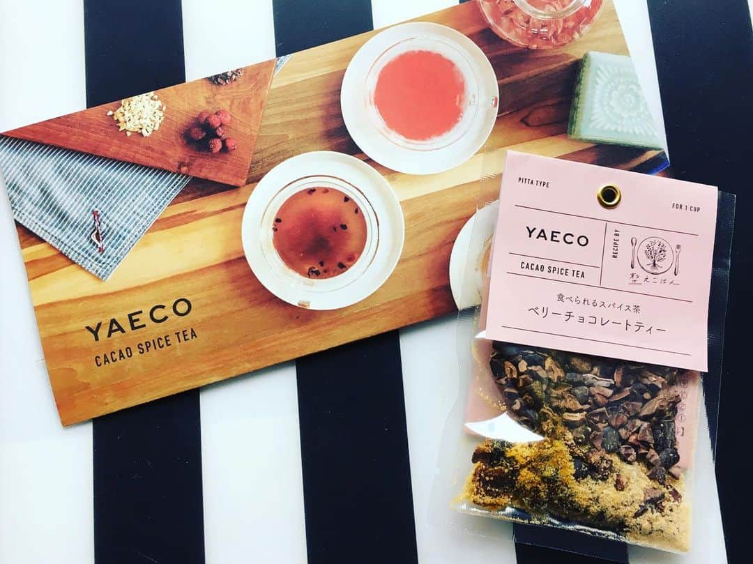 小橋めぐみのインスタグラム：「今日のお茶。 カラダを整えるカカオティー☕️ 美肌、デトックス効果のあるカカオと、免疫力アップのターメリック。 クランベリーも入っていて、お茶を飲み終えたら、スプーンでパクパク😋きれいになれますように。  目の前で祖母は、焙じ茶を飲んでいます🍵」