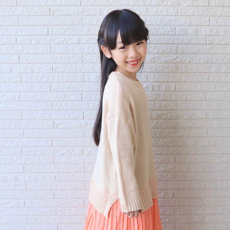 Akiのインスタグラム：「11/18 ・ トイザらスのクリスマスカタログが 愛読書🎅🎄 どうもJSです👧🏻 ・ ・ 今年の娘は一味違う ・ 👧🏻 「サキちゃんさぁ、飽きないやつがほしいんだよね。」 「ずっと使えるやつがいいなぁ。」 「小さい物だと片付けた時失くしてしまいそうだし」 「大きい物だと片付けるのが大変になるよね？」 ・ ・ 成長…！！！！ ・ #片付けの事まで考える系女子 ・ ・  @sharez1313 のワンピース👗 スカートとニットの一体型だから 着るだけで仕上がる☺️👌💗 ・ ・ ・ －ーーーーーーーーーーーーーーーーーーー @branch_kids2020 で ファイナリストコンテストに参加中です👸🏼 いいねの応援よろしくお願いします😌🙏 (12/8まで) ーーーーーーーーーーーーーーーーーーーー ・ ・ ・ ・ #7歳#インスタキッズ#キッズコーデ#キッズファッション#仙台ママ#JSガール#韓国子供服#JS1#smarby#ig_kids#ig_kidsphoto#kids_japan#kidsfashion#kjp_ootd#mamagirl#comona#ig_kidsfashion#instagram_kids」