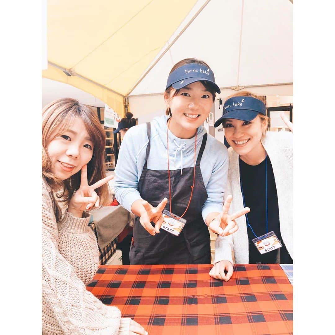 有村智恵さんのインスタグラム写真 - (有村智恵Instagram)「昨日からお仕事で仙台に来ています☺️ そして、高校の同級生佐藤あゆみ　@twinsbake_sendai が三井アウトレットパーク仙台港で行われているとうほくパンフェス2019autumn に出店してたので、手伝いに行きました😁 最初は在庫出しと袋詰めだけのはずだったのに、忙しすぎていつの間にか接客してました😂 あゆ達これを毎回2人とかでやってたのすごい。。。 改めて接客業とか販売の大変さを知ることが出来ましたが、本当に心の底から皆さんにオススメしたい物ばかりなので買って下さった時の喜びも一入でした😍😍 私のインスタを見て来てくださった方もたくさんいて、普段ゴルフ場では話せないし（私がピリついてるからです、すみません笑)写真とかも撮れないから、改めて皆さんとお話できて嬉しかったですー🥰🥰 パンフェス、今日のお昼からも出店します！ 今日の店番はのぞ　@satonozomi1028 もいるので私も急遽また参戦します！！😁 お近くの方は是非いらしてください☺️ 場所は三井アウトレットパーク仙台港で、13:30〜16:30の回の出店になります🙂 #chiesweekoff #有村の休日」11月4日 8時23分 - chiearimura