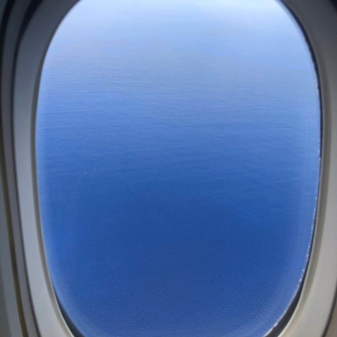 マキ・コニクソンさんのインスタグラム写真 - (マキ・コニクソンInstagram)「機内では絶対に窓際の席に座るの！だって外のこぉ〜んな綺麗な景色を独り占めできるんだよ！窓の外の表情が色々変わって飽きないのだ！😃 もう直ぐ到着！✈️ #空からの景色のおすそ分け🤙🏼」11月4日 8時18分 - makikonikson