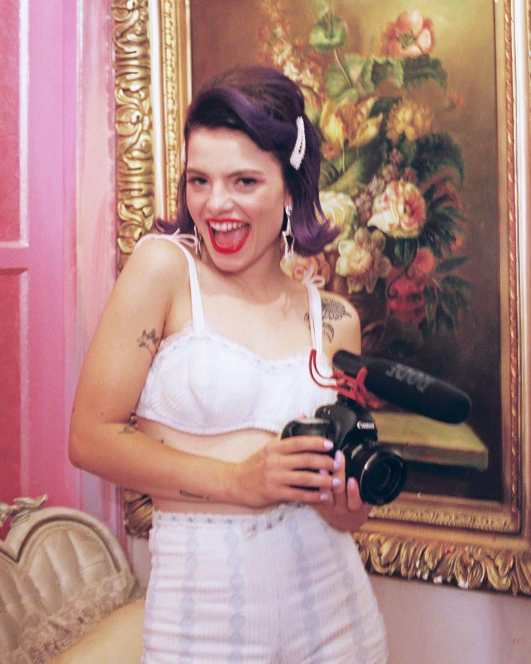 HEY VIOLETのインスタグラム：「keep watching the clean official music video for a virtual kiss from MWAH🧼❤️🧼❤️🧼」