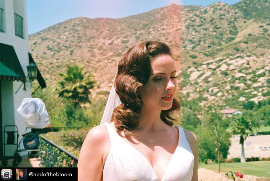 シェリー・ヘニッヒさんのインスタグラム写真 - (シェリー・ヘニッヒInstagram)「According to @hedofthebloom even pornstars get to wear white at their wedding @dollfaceonhulu #dollface nov 15 📷x #bretthedblom」11月4日 6時53分 - shelleyhennig