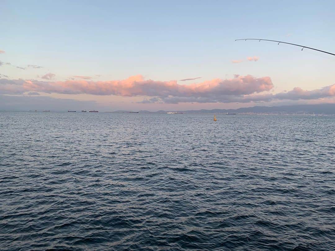 池辺愛さんのインスタグラム写真 - (池辺愛Instagram)「今日は4時起きで釣りに来ています🎣 寒いから私と娘ずっと抱き合ってます😆 ・ ・ ・ #海釣り #魚釣り #釣り #南港 #南港魚釣り園」11月4日 7時00分 - aiikebe