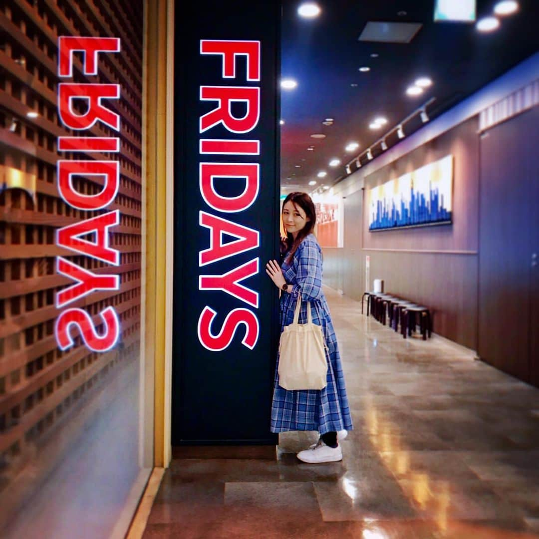 atmmyさんのインスタグラム写真 - (atmmyInstagram)「夜はFRIDAYS😊🌃 ZARAのバッグ貰った嬉しい🥳  #FRIDAYS #ジャンクフード #🍗 #バースデーディナー #birthday #dinner  #ZARA #present  #nike #ワンピース #merlot #メルロー」11月4日 7時08分 - atmmy