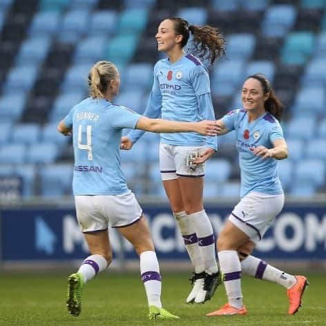 ジェンマ・ボナーのインスタグラム：「Back to winning ways with another ping from @carolineweir95 & the first goal of many for @ellsbells89 🤩💥🔥」