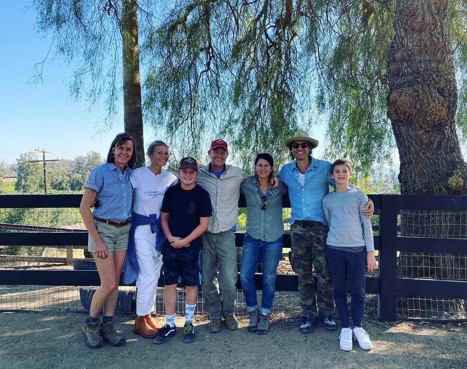 グウィネス・パルトローさんのインスタグラム写真 - (グウィネス・パルトローInstagram)「Incredibly inspiring day spent at @apricotlanefarms aka @thebiggestlittlefarm. If you have not yet seen the documentary, I recommend it with my whole heart. A story of profound inclusion, bravery and love masking as a film about regenerative farming. We fell in love with John and Molly and their mission. You will too.」11月4日 7時42分 - gwynethpaltrow