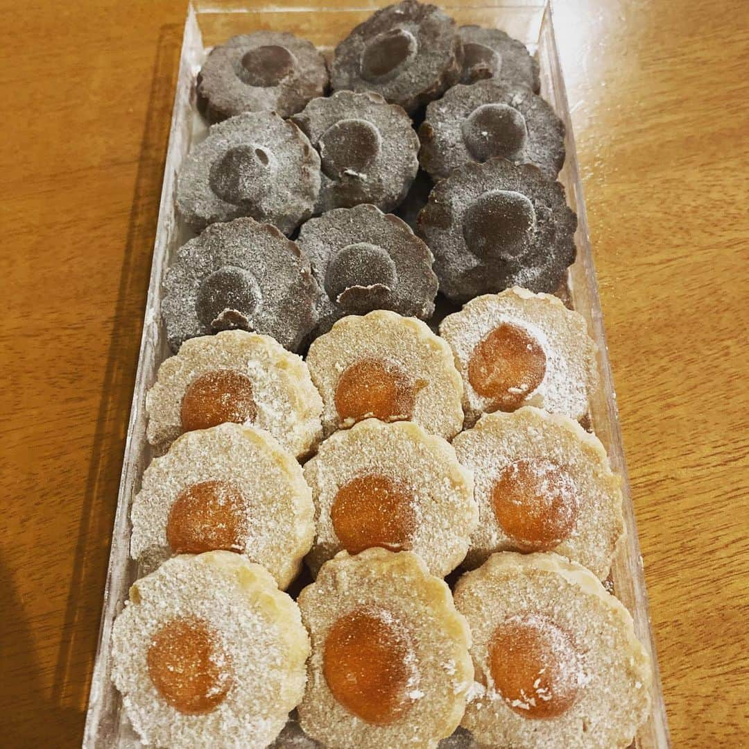 伊達公子さんのインスタグラム写真 - (伊達公子Instagram)「大好きなミッシェルバッハのクッキー🍪 年々、今まで以上に手に入りづらくなり… かなり久々に手に取りました！ お友達が朝から並んで買って送ってくれた。 #伊達公子 #kimikodate #テニス #テニスプレイヤー #テニスプレーヤー #tennis #tennisplayer #instatennis #instasweets #michaelbach #ミッシェルバッハ」11月4日 7時57分 - kimiko.date