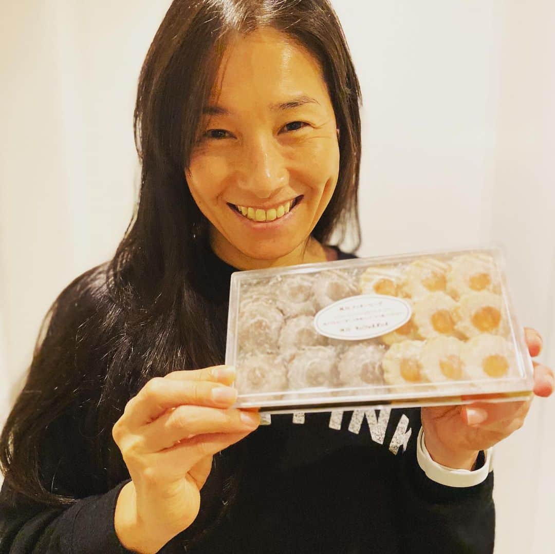 のインスタグラム：「大好きなミッシェルバッハのクッキー🍪 年々、今まで以上に手に入りづらくなり… かなり久々に手に取りました！ お友達が朝から並んで買って送ってくれた。 #伊達公子 #kimikodate #テニス #テニスプレイヤー #テニスプレーヤー #tennis #tennisplayer #instatennis #instasweets #michaelbach #ミッシェルバッハ」