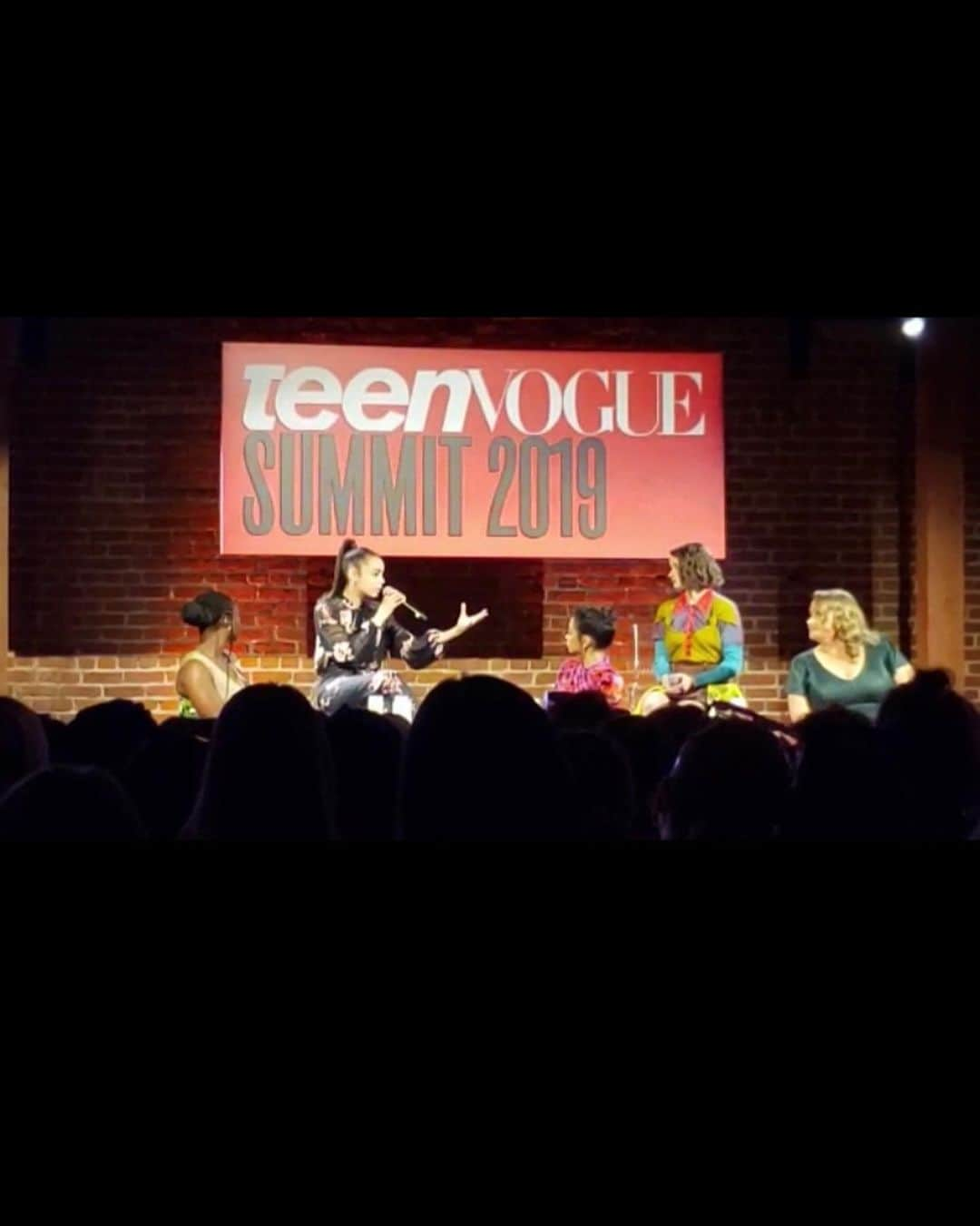 ソフィア・カーソンさんのインスタグラム写真 - (ソフィア・カーソンInstagram)「what a true privilege it was to speak at & be amongst the inspirational forces that made up the #teenvoguesummit. thank you @teenvogue and @lpeopleswagner for being both a beacon and a leader, & for creating a space that is not only celebrating, but accomplishing change. as a woman in this industry it is my responsibility (and a beautiful one at that) to use the platform that I’ve been given to do all that I can to somehow, someway, be a voice for change. thank you @joeyking @lizakoshy @daniellemacdonald and @danikwateng for imparting your wisdom, passion, and heart in the “women in hollywood” panel. I left that stage electrified, inspired, and grateful. thank you @teenvogue 💕」11月4日 7時51分 - sofiacarson