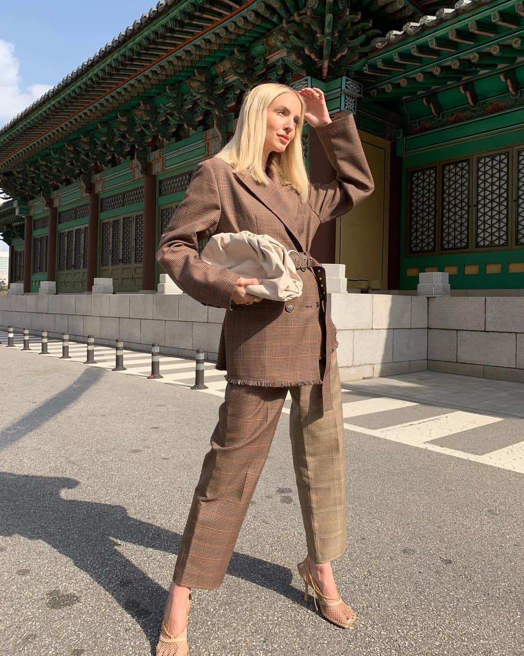 レオニー・ハンネさんのインスタグラム写真 - (レオニー・ハンネInstagram)「Wearing Korean design in Seoul #KoreanCollective. 🖤 Anzeige/Ad @netaporter #TheNetSet」11月4日 7時54分 - leoniehanne
