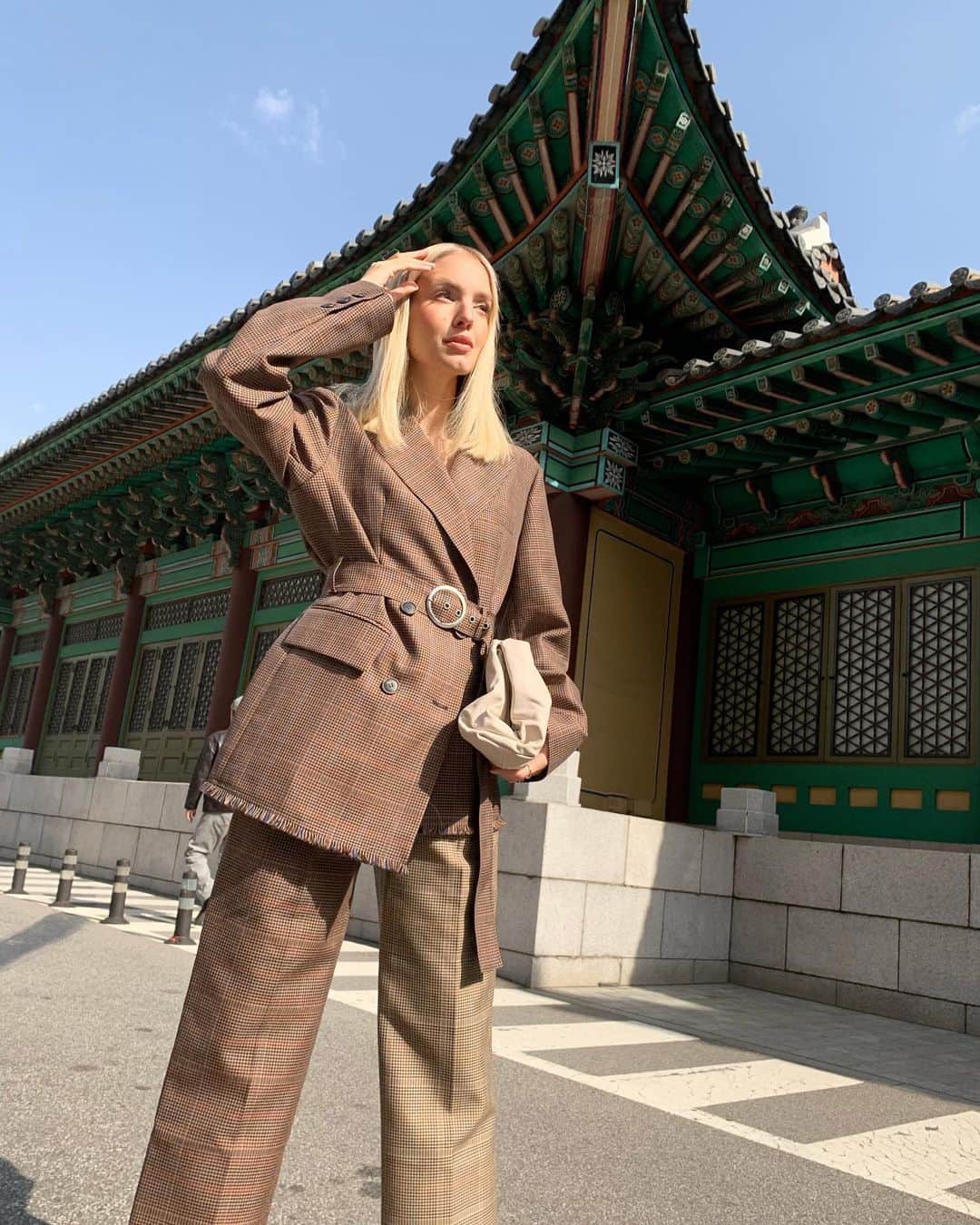 レオニー・ハンネさんのインスタグラム写真 - (レオニー・ハンネInstagram)「Wearing Korean design in Seoul #KoreanCollective. 🖤 Anzeige/Ad @netaporter #TheNetSet」11月4日 7時54分 - leoniehanne