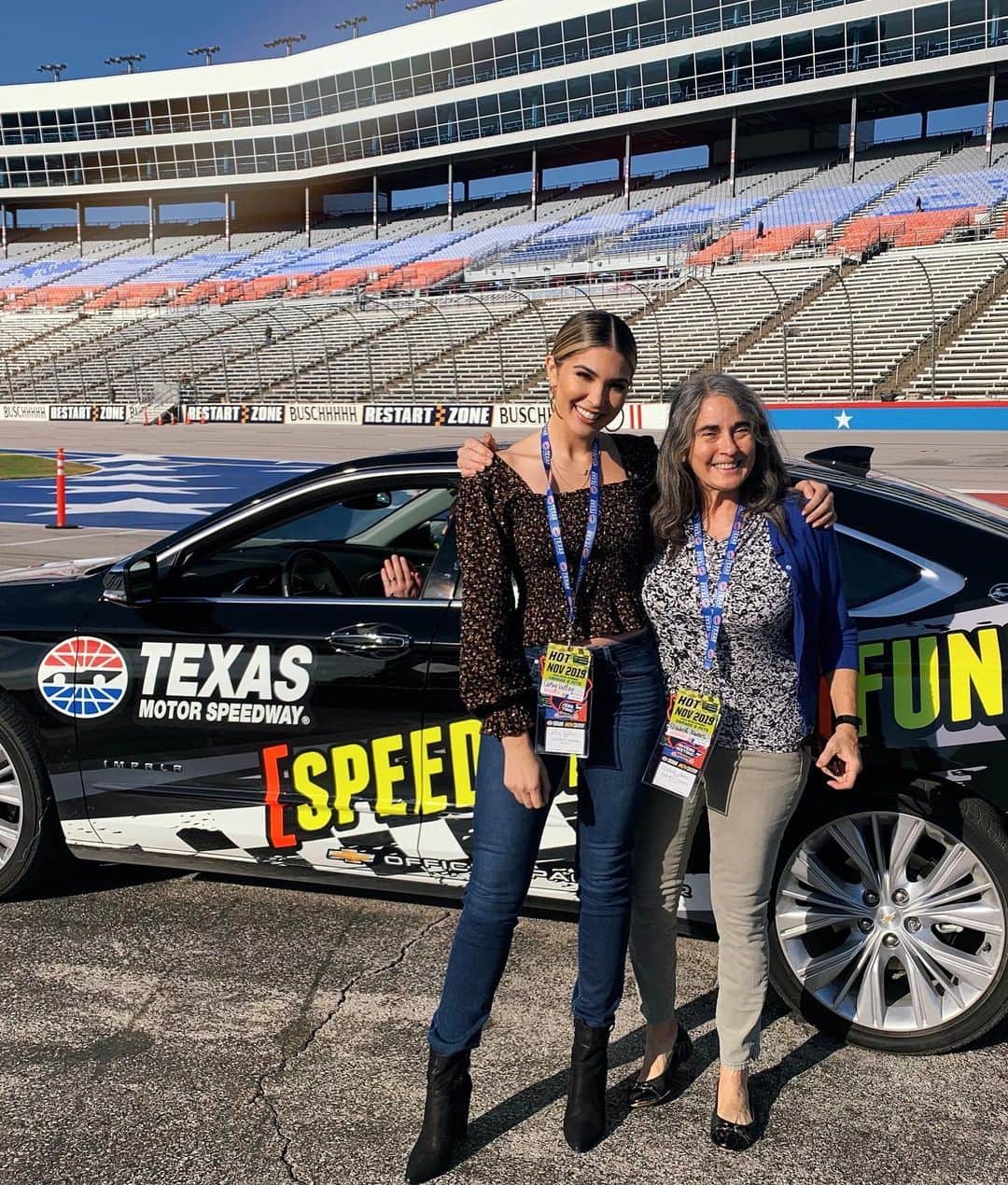 キャシー・ケリーさんのインスタグラム写真 - (キャシー・ケリーInstagram)「thank you @nascar for making me look cool in front of my mom!! 🏎💨 we had too much fun today #aaatexas500」11月4日 8時03分 - cathykelley