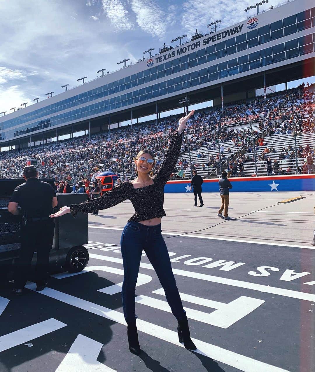 キャシー・ケリーのインスタグラム：「thank you @nascar for making me look cool in front of my mom!! 🏎💨 we had too much fun today #aaatexas500」