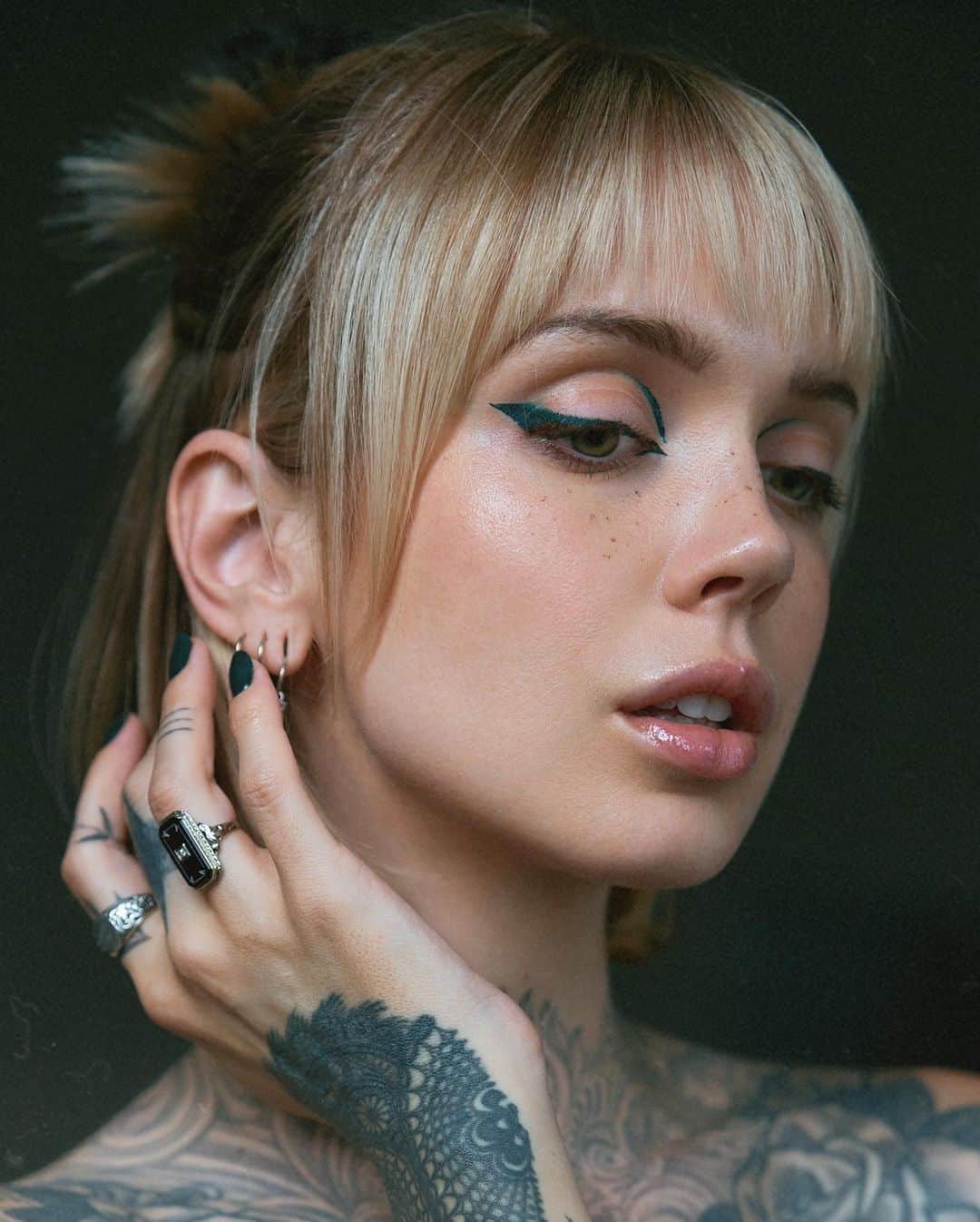 サラ・Xのインスタグラム：「MATCHED MY LINER TO MY NAILS 💅🏼 swipe to see ⬅️ Idk about y’all but I love very dark shades of blue and blue-green as they remind me of the color of older, well-settled tattoo ink.  KEY 🔑 PRODUCTS: @meltcosmetics Amor Eterno gel liner in Fortuna @peaccibrand polish in Jungle  @emcosmetics Color Drops Serum Blush in Rose Milk & Morning Dew Crystal Lip Gloss in Quartz  #simplemakeup #easymakeup #makeupinspo #meltcosmetics #emcosmetics #wingedliner」