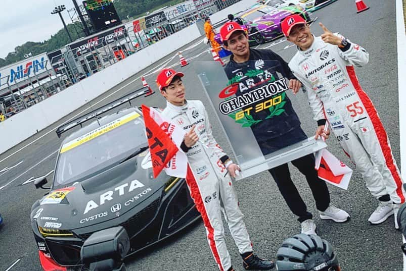 横町ももこさんのインスタグラム写真 - (横町ももこInstagram)「💖 . 本日をもって、 2019シリーズのSUPER GT全レースが終了しました🏁✨ . そして❗️❗️❗️ 私たちが応援するTEAM ARTA  GT300クラス　55号車が シリーズチャンピオンを獲得しました🏆❗️❗️❗️ . チームが待ちに待った瞬間を ARTAGALSとして見届けられたことが何より幸せです🧡 . ゴール後の高木選手の涙、忘れられません😢✨ . 17年ぶりのシリーズチャンピオンを勝ち取った高木選手、 そしてSUPER GT参戦一年目でいきなりチャンピオンとなった仁嶺選手、 そして鈴木亜久里監督はじめチームの皆様、 本当におめでとうございます❗️❗️❗️ . .  #ARTAGALS #ARTA#弾丸 #ARTAレースクイーン #ARTAGALSPROGRAM #autobacs#オートバックス #autobacsracingteamaguri #SUPERGT#SUPERGT2019#SGT#SGT2019 #8号車#55号車#honda#NSX #オレンジの弾丸#黒の弾丸 #motersports#モータースポーツ #レースクイーン#racequeen#rq #ツインリンクもてぎ #高木真一 選手　#福住仁嶺 選手 #シリーズチャンピオン #おめでとうございます」11月3日 23時18分 - momochadayo