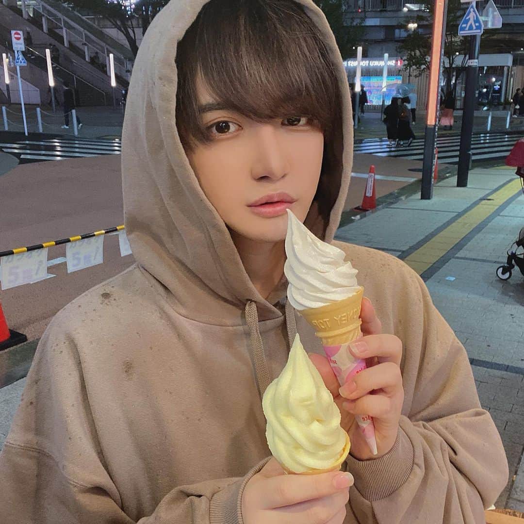 やっぴのインスタグラム：「ひっさびさのオフは雨でした、、、あとこのアイスも不味かった😌」