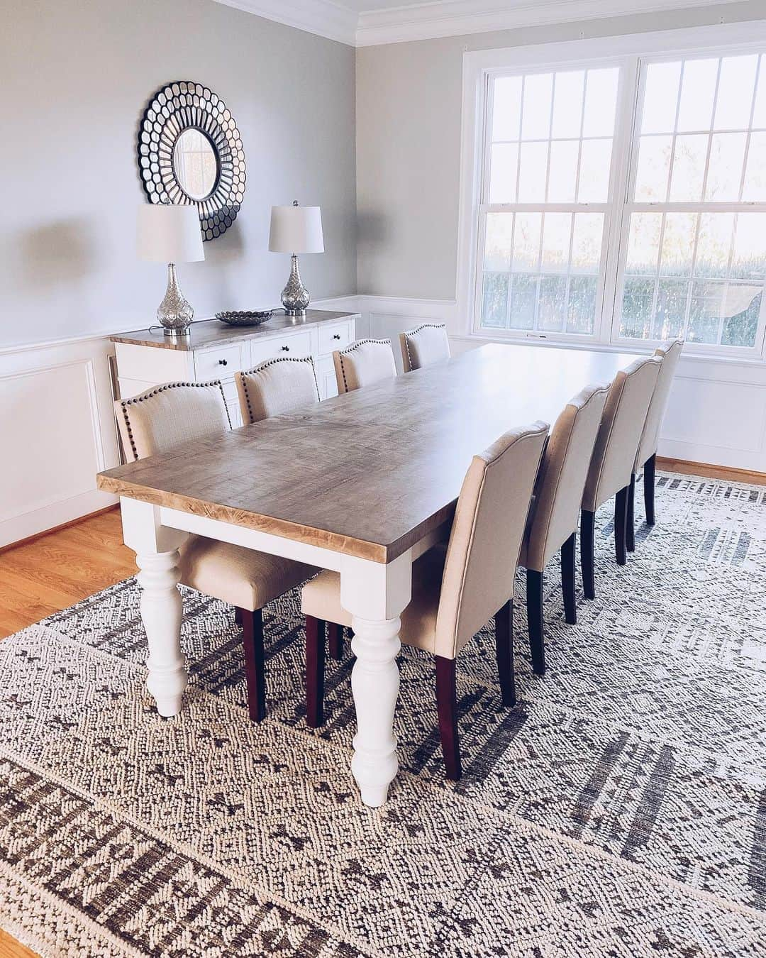 カイリン・ローリーさんのインスタグラム写真 - (カイリン・ローリーInstagram)「Still obsessed with my dining room by @hillbuilditcreations 😍🥳 I’m still looking for the perfect window treatments and light fixture! What would you do?!」11月3日 23時20分 - kaillowry