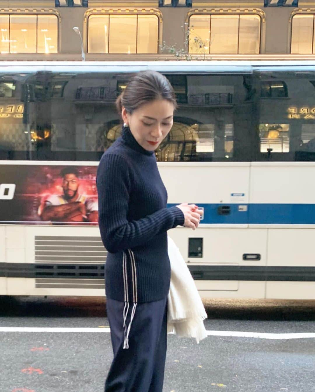 大日方久美子さんのインスタグラム写真 - (大日方久美子Instagram)「・ Outfit ☆ ・ Knit → @icb_jp × @cinoh_official  Bottoms → @icb_jp  Boots → #forever21  Bag → #celine Stall → @privspoonsclub ・ ・ 大雨が上がり夕日が美しかったNY🗽 ・ サイドのフリンジが可愛いニットにハイウエストのワイドパンツでネイビーのワンカラーコーデ。  @icb_jp の仕事でスタイリングしたのが気に入ってそのままマルッとゲットしたもの❤️ ・  明日11月4日(祝月)は @icb_jp 伊勢丹新宿で16時からスタイリングイベントです。 @cinoh_official デザイナー茅野氏コレクションが見れる機会なので、ぜひいらしてください🙏🏻😊❤️ ・ ・ 最後の写真はビルカニンガムがいつもカメラを持って立っていた場所と長年住んでいたカーネーギーホール。 私的聖地巡りな1日でした❤️🇺🇸 ・ ・ #kumicloset  #kumitravelstyle  #NY #パーソナルスタイリスト #ビルカニンガム」11月3日 23時31分 - kumi511976