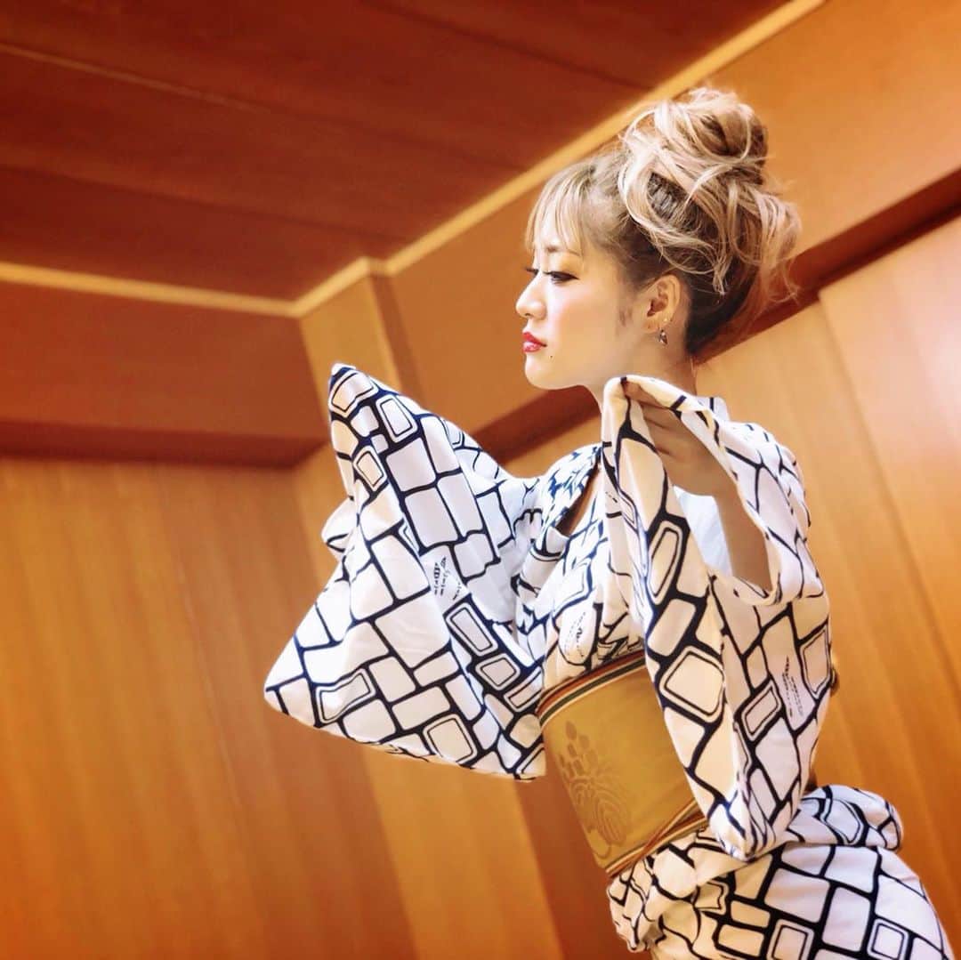 五月千和加さんのインスタグラム写真 - (五月千和加Instagram)「. お稽古！！ やっぱり浴衣じゃないと 汗で着物がダメになるです😨😨 . . #お稽古 #日本舞踊 #舞台 #練習 #浴衣 #着物 #金髪 #アップスタイル #お団子 #upstyle #blond #dance #dancer #kimono #yukata #barbiehair」11月3日 23時24分 - satsuki_senwaka