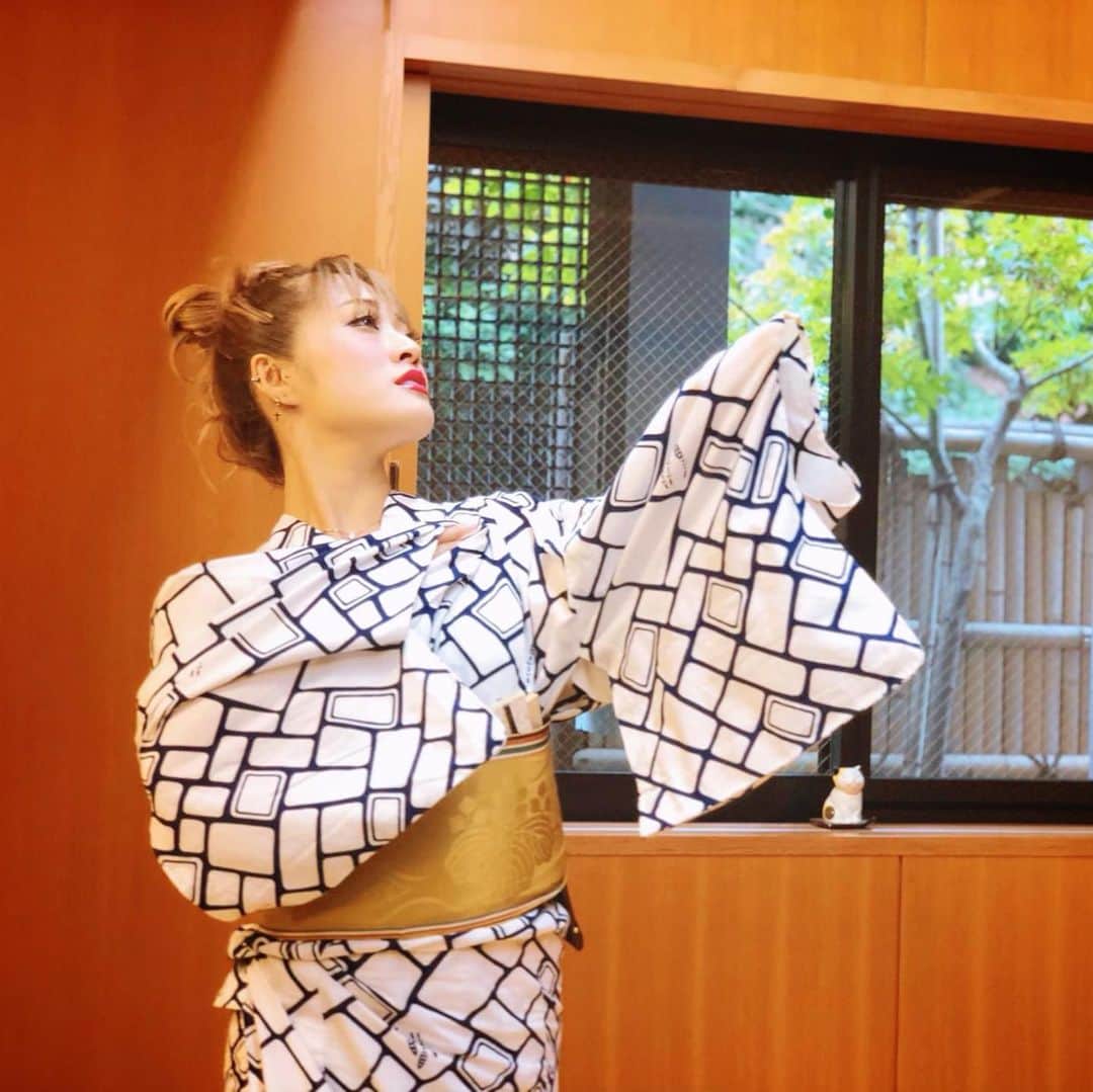五月千和加さんのインスタグラム写真 - (五月千和加Instagram)「. お稽古！！ やっぱり浴衣じゃないと 汗で着物がダメになるです😨😨 . . #お稽古 #日本舞踊 #舞台 #練習 #浴衣 #着物 #金髪 #アップスタイル #お団子 #upstyle #blond #dance #dancer #kimono #yukata #barbiehair」11月3日 23時24分 - satsuki_senwaka