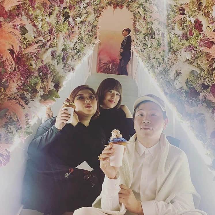 五十鈴ココのインスタグラム：「@u_omotesando  veganというライフスタイルをシェアしたくて そして、この ステキな空間のオープンの門出を お祝いしたくて  U omotesandoのレセプションに  今まで こういうお話をシェアした事のある お友達にお声掛けさせて頂きまして  タイミングのあった 友人たちも 来てくれました(^^) 偶然出会えた 久しぶりのお方も チラホラ。。 ご縁て不思議だね(^^) バタフライエフェクトのように この感覚が、どんどん 大切な人から 大切な人へ 少しずつでも 広がっていってほしいなと  私も切に願います。」
