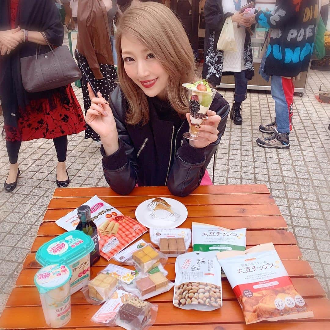 のインスタグラム：「恵比寿ガーデンプレイスで開催された 「YEBISUマルシェ」へ  オーガニック・無添加・グルテンフリー・アレルギーフリーのお店が出店されていました。  豆乳ヨーグルト  SOYBIO  乳製品不使用 なめらかなおいしさのプレーン無糖ヨーグルトはそのままでも、ジャムをちょい足ししても豆乳の美味しさを味わえる！  SOYBIO豆乳ヨーグルトとぶどうのパフェも相性抜群の美味しさ♬  marutaの 普段の食事に簡単に取り入れられる健康オイルえごま油 香料・着色料・化学調味料不使用の こめ粉ロールクッキー  BIOKURAの 食材、調味料、ヴィーガンケーキ、お菓子などカラダ想いの食品がたくさん  普段から食べたことのある好きなお菓子です。  アレルギーを持つ人も持たない人も アレルギーに向き合って、美味しく食べて 笑顔になれる1日になるようにという想いの込められた素敵なイベント💕💕 @manahosokawa の活躍も嬉しい😆  #恵比寿マルシェ #yebisuマルシェ #yebisumarche #恵比寿マルシェAFD  #恵比寿ガーデンプレイス #ポッカサッポロ #ソイビオ #ビオクラ#ヴィーガンケーキ#からだ想いの食生活 #maruta #にんべん #アレルギーナビゲーター#beauty#health#beautygram#instabeauty #instagramjapan #instagram」