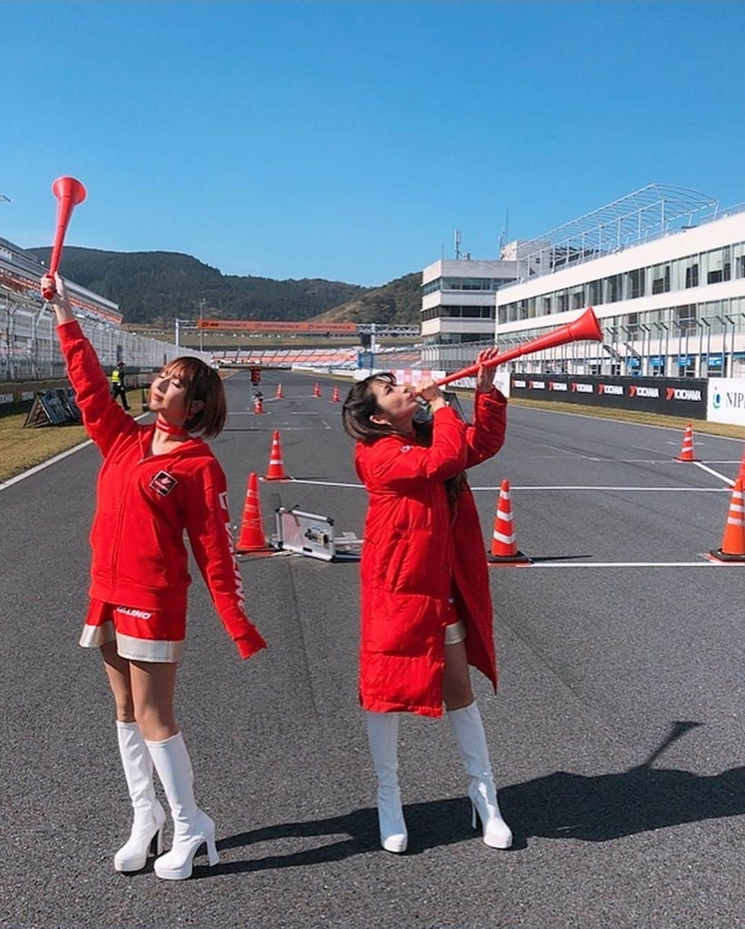 有馬綾香さんのインスタグラム写真 - (有馬綾香Instagram)「最高の最終戦になりました…！！ 中村選手優勝おめでとうございます！！！！！ 毎戦お腹痛くなるくらい色んなプレッシャーを感じてる中で 今シーズン戦ってきていて ここで初の優勝…！！ VALINOを背負っての一年のプレッシャーは計り知れません。  本当におめでとうございます！  男泣きにもらい泣き😭  いつも最終戦はお台場でやっていたD1グランプリ。 今回九州大分県のオートポリスだったので行けない人もいたと思いますが やっぱりD1は最高です。 もっともっとD1を広めていきたい。  早くも来年が楽しみ😭 #d1gp #d1 #VALINO」11月3日 23時32分 - ayakaarima