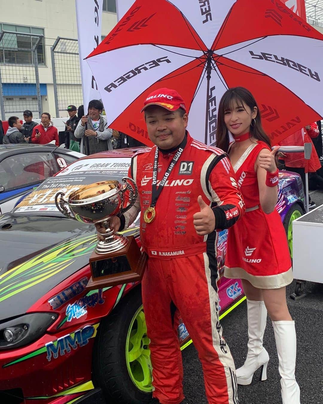 有馬綾香のインスタグラム：「最高の最終戦になりました…！！ 中村選手優勝おめでとうございます！！！！！ 毎戦お腹痛くなるくらい色んなプレッシャーを感じてる中で 今シーズン戦ってきていて ここで初の優勝…！！ VALINOを背負っての一年のプレッシャーは計り知れません。  本当におめでとうございます！  男泣きにもらい泣き😭  いつも最終戦はお台場でやっていたD1グランプリ。 今回九州大分県のオートポリスだったので行けない人もいたと思いますが やっぱりD1は最高です。 もっともっとD1を広めていきたい。  早くも来年が楽しみ😭 #d1gp #d1 #VALINO」