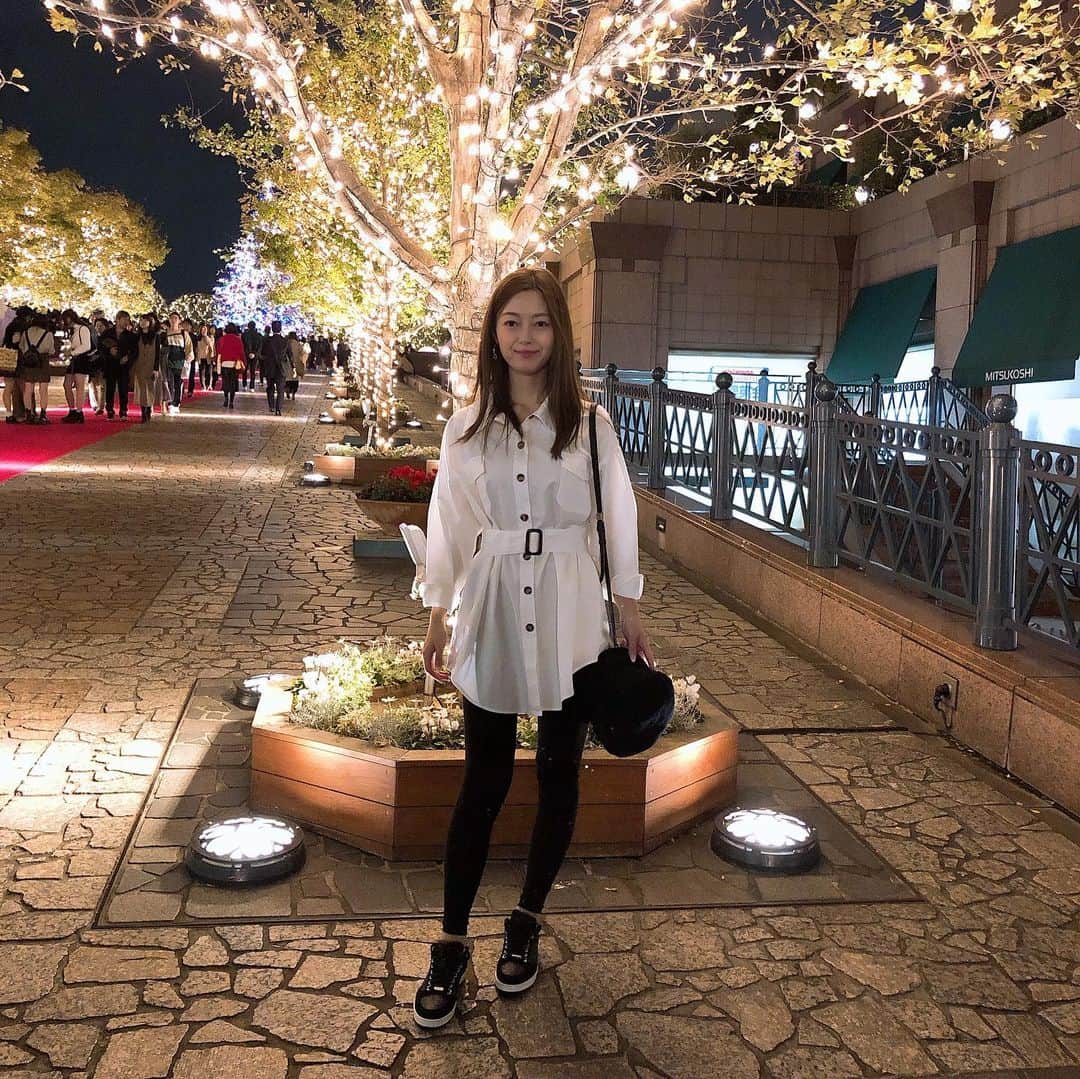 のインスタグラム：「恵比寿ガーデンプレイスのイルミネーション✨😆たまたま通っただけだけど、綺麗で素敵でした💓  シャツワンピって私好きなんだー♪今年のシャツはベルト付きが流行りのようです🙋‍♀️ @beep_ss のシャツワンピ✨レギンスはUNIQLO😋  #beep_ss #fashion #秋コーデ #イルミネーション」