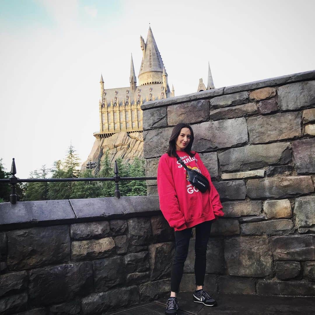 松本リコのインスタグラム：「・ ・ ・ ・ ハリポ🧙‍♂️ ・ ・ ・ #usj #ユニバ #トレーナー #年パス保持者 #japanesegirl #japangirl  #japanesemodel #japanmodel #yahoo #お洒落 #インスタグラマー  #インフルエンサー #撮影 #ハーフ顔 #ハーフモデル #fashion #通販モデル #ファッション #楽天 #通販」