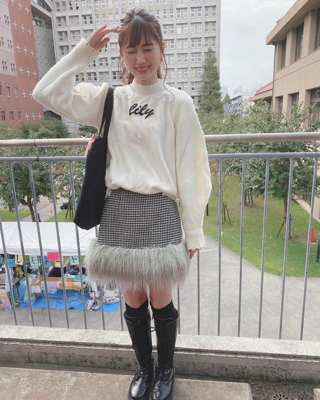 増澤璃凜子さんのインスタグラム写真 - (増澤璃凜子Instagram)「今日は母校の明治学院大学に  @beyooooonds_official が来ると言うことで 行きました！行かない訳ない！！ . 物販でグッズを渡してくれた山﨑夢羽ちゃんに スカート可愛いですね♡って言われた、、、 これわたしのブランドやねん、、、 😭💞 . 自分が入ってたハロプロ研究会(メガハロ)、 本当に品格を持ちながら行動力を持ってる子ばかりで ハロプロメンバーが来る日が来るとは、、、 頑張ったんだろうな、尊敬します😭 そしてBEYOOOOONDSの皆さん 明学に来てくれてありがとう！！！！！ #BEYOOOOONDS #明治学院大学 #白金祭 #りりこふく #skirt #lilienroom #リーリンルーム #tops #lilybrown #boots #rasvoa」11月3日 23時42分 - ririkomasuzawa