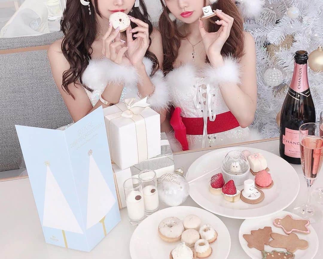 さきぼんさんのインスタグラム写真 - (さきぼんInstagram)「ヒルトン東京ベイ( @hiltontokyobay )の "Royal White Christmas"⛄️❄️ (11/2~12/22 土日祝限定) ￥3100 . 今回のテーマは可憐で優雅なロイヤルクリスマス だそうであたり一面真っ白でした♡ スイーツだけではなくセイボリーまで白！ 私のおすすめはクリスマススペシャルドリンク(最後の写真！) . フォトブースもパワーアップしてさらに可愛くなっていました♡♡ かわいくておいしくて接客も神！ . コスチューム　@maison_de_beaute_official  ヘアセット @hairmakechouette . . . #maisondebeaute#メゾンドボーテ#サンタ#サンタコス#サンタクロース#サンタさん#コスプレ#コスチューム#ヒルトン#ヒルトン東京ベイ#デザートビュッフェ#スイーツビュッフェ#hiltonhotel#hiltontokyo#tokyodisneyresort #さきぼんクリスマス🎄  #さきぼんアフタヌーンティー☕️ #icabon👯‍♀️」11月3日 23時49分 - sakibon69