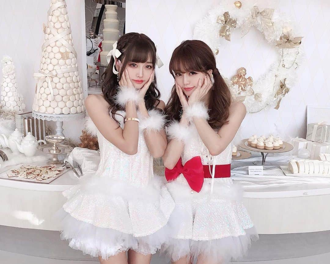 さきぼんさんのインスタグラム写真 - (さきぼんInstagram)「ヒルトン東京ベイ( @hiltontokyobay )の "Royal White Christmas"⛄️❄️ (11/2~12/22 土日祝限定) ￥3100 . 今回のテーマは可憐で優雅なロイヤルクリスマス だそうであたり一面真っ白でした♡ スイーツだけではなくセイボリーまで白！ 私のおすすめはクリスマススペシャルドリンク(最後の写真！) . フォトブースもパワーアップしてさらに可愛くなっていました♡♡ かわいくておいしくて接客も神！ . コスチューム　@maison_de_beaute_official  ヘアセット @hairmakechouette . . . #maisondebeaute#メゾンドボーテ#サンタ#サンタコス#サンタクロース#サンタさん#コスプレ#コスチューム#ヒルトン#ヒルトン東京ベイ#デザートビュッフェ#スイーツビュッフェ#hiltonhotel#hiltontokyo#tokyodisneyresort #さきぼんクリスマス🎄  #さきぼんアフタヌーンティー☕️ #icabon👯‍♀️」11月3日 23時49分 - sakibon69