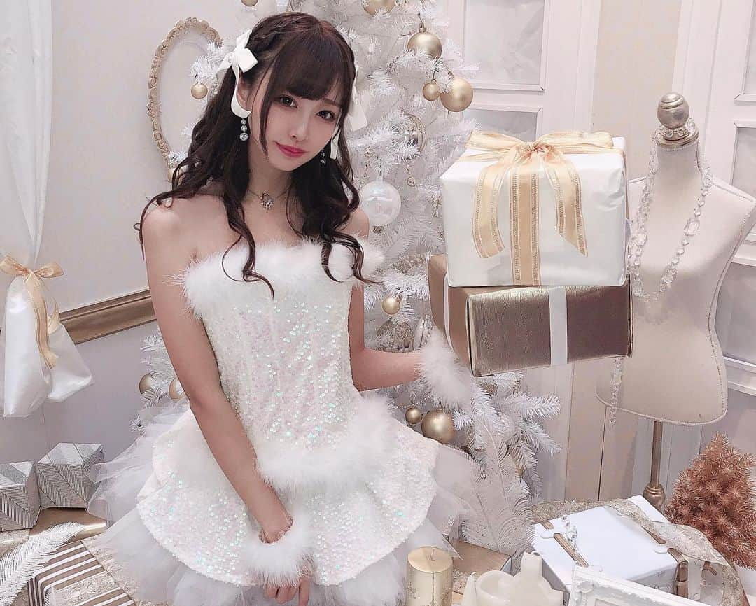 さきぼんさんのインスタグラム写真 - (さきぼんInstagram)「ヒルトン東京ベイ( @hiltontokyobay )の "Royal White Christmas"⛄️❄️ (11/2~12/22 土日祝限定) ￥3100 . 今回のテーマは可憐で優雅なロイヤルクリスマス だそうであたり一面真っ白でした♡ スイーツだけではなくセイボリーまで白！ 私のおすすめはクリスマススペシャルドリンク(最後の写真！) . フォトブースもパワーアップしてさらに可愛くなっていました♡♡ かわいくておいしくて接客も神！ . コスチューム　@maison_de_beaute_official  ヘアセット @hairmakechouette . . . #maisondebeaute#メゾンドボーテ#サンタ#サンタコス#サンタクロース#サンタさん#コスプレ#コスチューム#ヒルトン#ヒルトン東京ベイ#デザートビュッフェ#スイーツビュッフェ#hiltonhotel#hiltontokyo#tokyodisneyresort #さきぼんクリスマス🎄  #さきぼんアフタヌーンティー☕️ #icabon👯‍♀️」11月3日 23時49分 - sakibon69