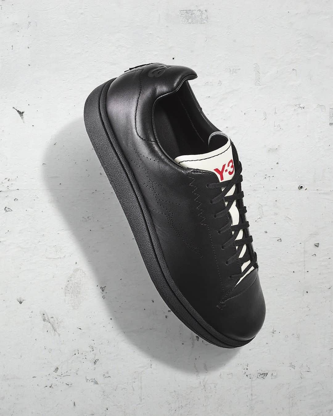 ワイスリーのインスタグラム：「Y-3 YOHJI COURT. Y-3 Fall Winter 2019. --- #adidas #Y3 #YohjiYamamoto Discover the collection at Y-3.com」