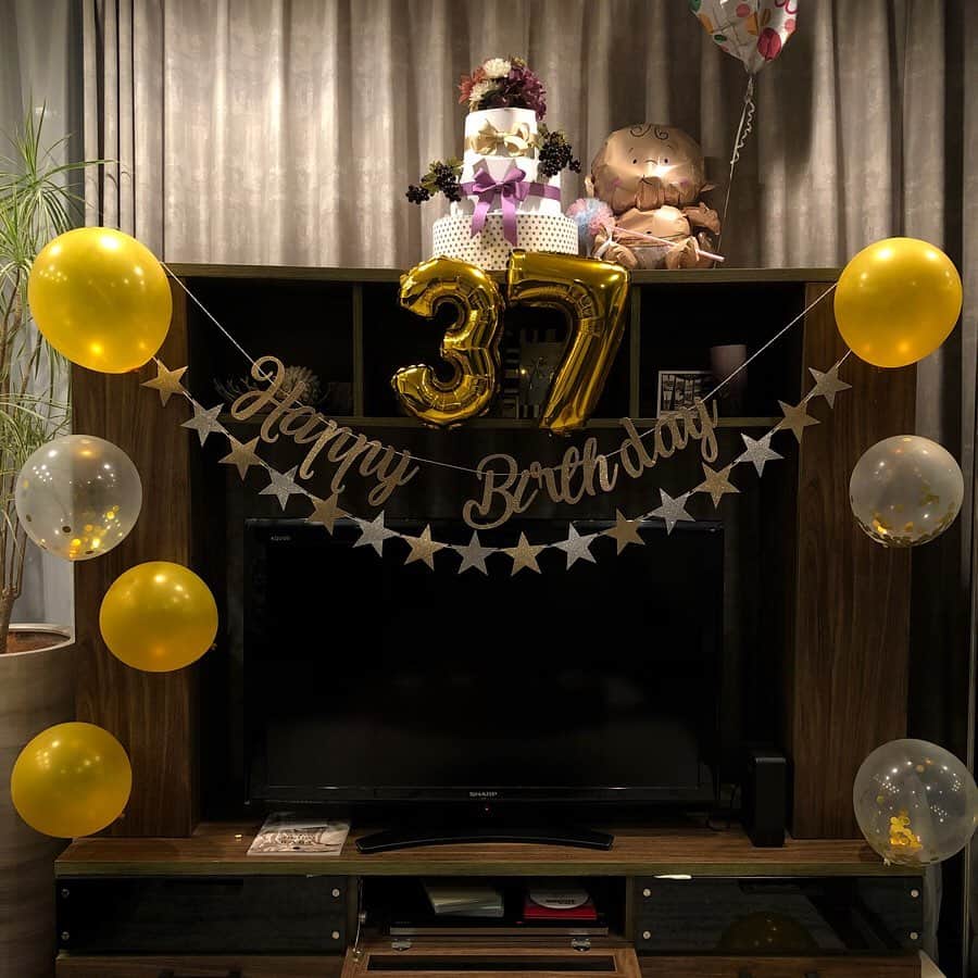 磯部奈央さんのインスタグラム写真 - (磯部奈央Instagram)「主人の誕生日🎂 . 今週末は主人のお誕生日だったので、たくさんのお友達の協力のもと、前夜のカウントダウンなどのサプライズは大成功〜😁 マジカメンテというお店で、いいお店でした♡（4〜6枚目☞） . そして当日の夜は、ふたりでお気に入りのフレンチへ🍴 赤ちゃんはまだお腹の中だけど、家族3人でフレンチに来れる日は、もうだいぶ先になるねぇなんていう会話をしながら、出産前の最後のイベントを楽しむことができました☺️🍴 . おめでとう🎉 . . . #お誕生日おめでとう #お誕生日 #birthday #夫婦 #フレンチ #マタニティライフ #マタニティ生活 #妊婦生活 #妊娠9ヶ月」11月4日 0時14分 - nao_isobe729