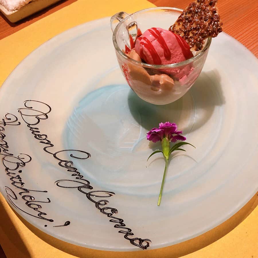 磯部奈央さんのインスタグラム写真 - (磯部奈央Instagram)「主人の誕生日🎂 . 今週末は主人のお誕生日だったので、たくさんのお友達の協力のもと、前夜のカウントダウンなどのサプライズは大成功〜😁 マジカメンテというお店で、いいお店でした♡（4〜6枚目☞） . そして当日の夜は、ふたりでお気に入りのフレンチへ🍴 赤ちゃんはまだお腹の中だけど、家族3人でフレンチに来れる日は、もうだいぶ先になるねぇなんていう会話をしながら、出産前の最後のイベントを楽しむことができました☺️🍴 . おめでとう🎉 . . . #お誕生日おめでとう #お誕生日 #birthday #夫婦 #フレンチ #マタニティライフ #マタニティ生活 #妊婦生活 #妊娠9ヶ月」11月4日 0時14分 - nao_isobe729