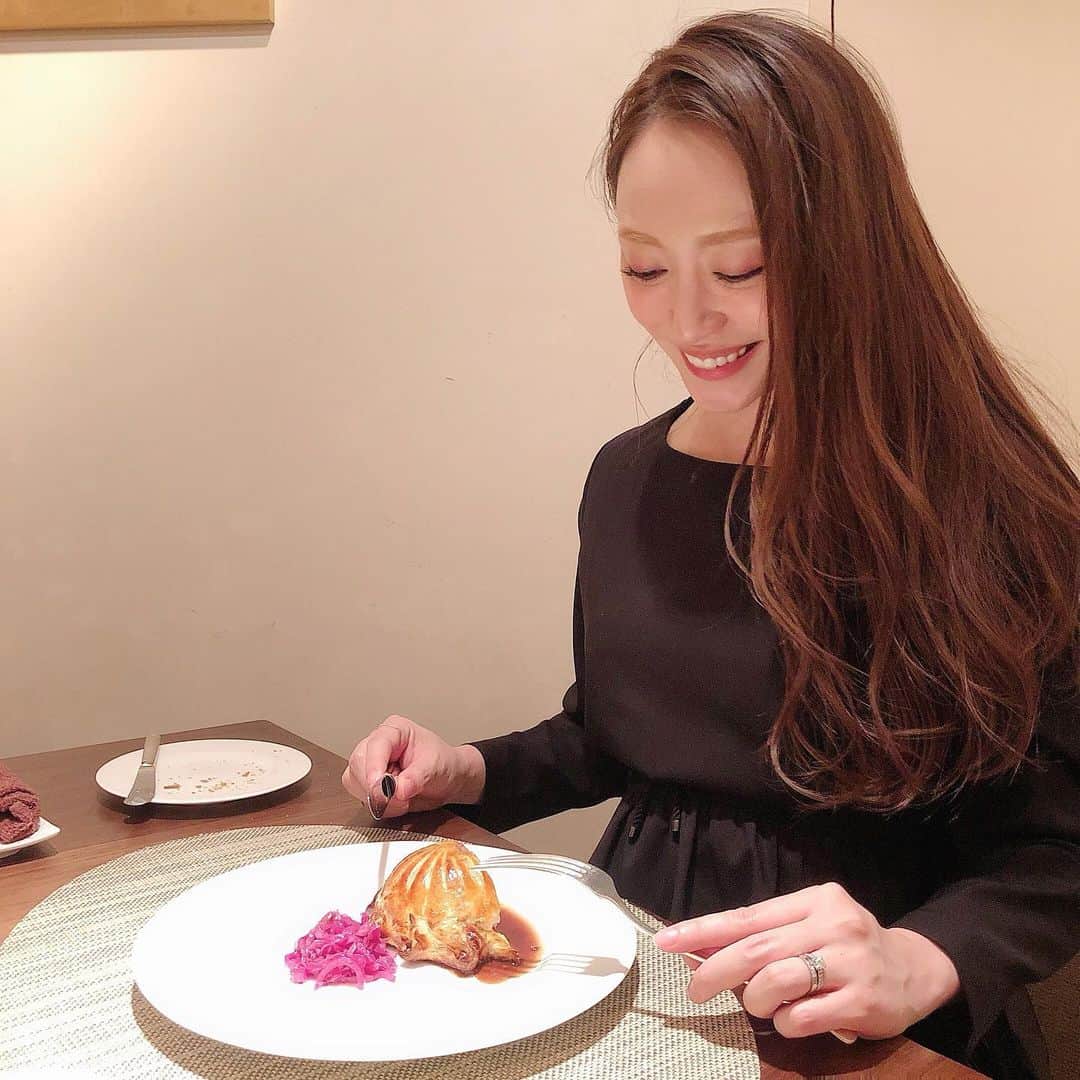 磯部奈央さんのインスタグラム写真 - (磯部奈央Instagram)「主人の誕生日🎂 . 今週末は主人のお誕生日だったので、たくさんのお友達の協力のもと、前夜のカウントダウンなどのサプライズは大成功〜😁 マジカメンテというお店で、いいお店でした♡（4〜6枚目☞） . そして当日の夜は、ふたりでお気に入りのフレンチへ🍴 赤ちゃんはまだお腹の中だけど、家族3人でフレンチに来れる日は、もうだいぶ先になるねぇなんていう会話をしながら、出産前の最後のイベントを楽しむことができました☺️🍴 . おめでとう🎉 . . . #お誕生日おめでとう #お誕生日 #birthday #夫婦 #フレンチ #マタニティライフ #マタニティ生活 #妊婦生活 #妊娠9ヶ月」11月4日 0時14分 - nao_isobe729