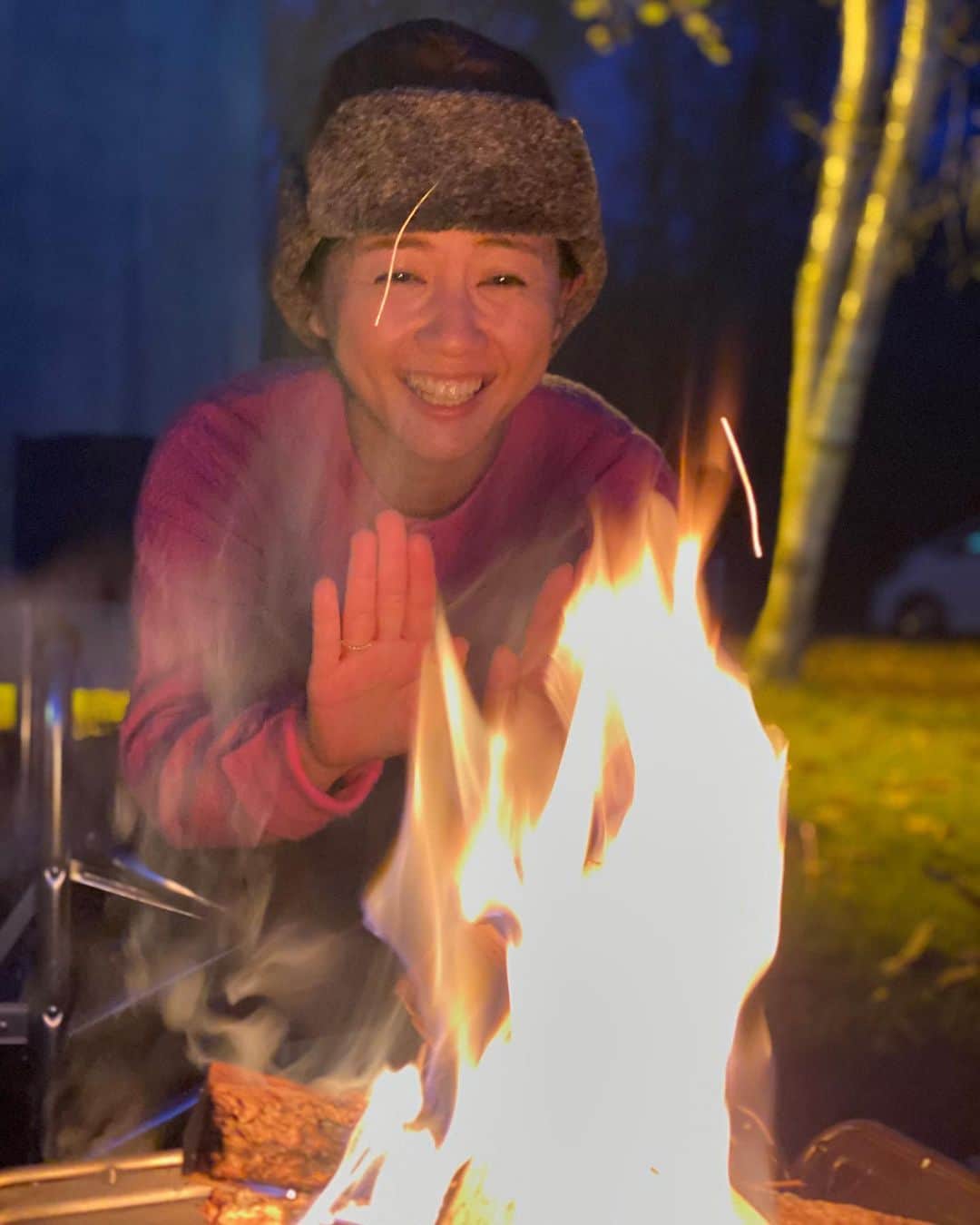 のインスタグラム：「⛺️ 寒い。着込んでも着込んでも寒い。何度も鼻をすするけど追い付かないほど寒い。 けどけどけど、夜空には無数の星！  なんかよくわからない帽子を買ってしまうくらい、非日常の光景に興奮気味。  #旅の思い出 #北海道 #十勝 #キャンプ #焚き火 #星空 #夜更かし #ポテチ」