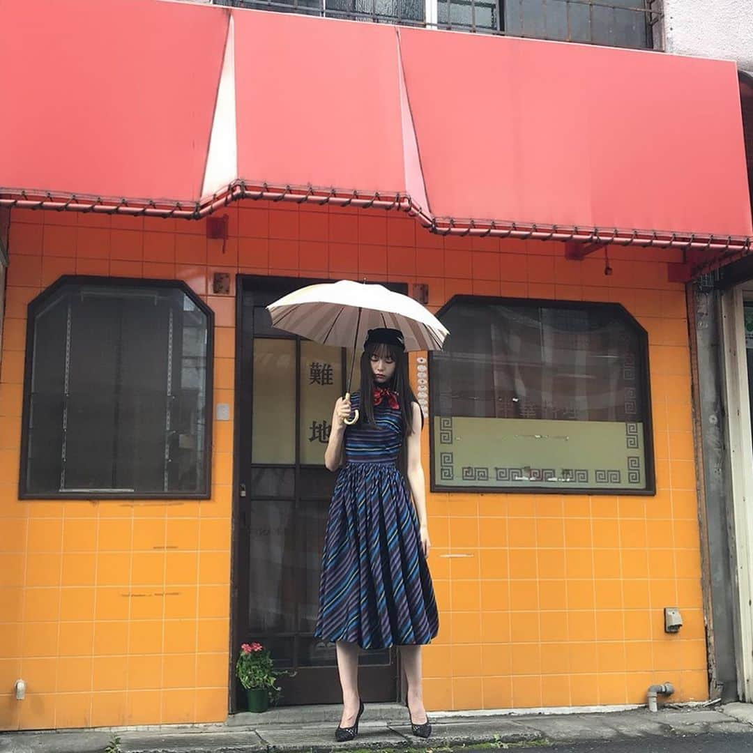 bis_web bis [ビス] さんのインスタグラム写真 - (bis_web bis [ビス] Instagram)「☂️ bis November 2019 🌷﻿ ﻿ ﻿ 本誌で創刊号から続く、﻿ ミュージシャン川谷絵音さん（ゲスの極み乙女。ほか）がディレクションを務めている連載。﻿暑い夏の日に行われた﻿撮影の裏側を大公開❤️﻿ ﻿ ﻿ モデルとして登場してくれたのは、﻿ ドラマ「仮面ライダーゼロワン」に出演中で﻿ 人気上昇中の井桁弘恵ちゃん。﻿ ﻿ ﻿ 11月号は「花傘」がキーワード。﻿ 「花傘」とは、ビジョザクラという花の別名で﻿ 花言葉には“魅力”などの意味が。﻿ 撮影では、テーマに合わせて実際にビジョザクラを交えました。﻿ ﻿ ﻿ 井桁弘恵ちゃんのオフショットや、﻿ 撮影指示を出す川谷さんが自ら花びらを撒き散らし、拾ってくださる様子まで…🌷﻿ ﻿ スワイプしてチェックしてね！﻿ ﻿ ﻿ ﻿ ﻿  bis11月号の購入はこちらから！﻿ ・セブンネット﻿ ・楽天ブックス﻿ ・HMV&BOOKS﻿ ・SHIBUYA TSUTAYA﻿ ﻿ ﻿ ﻿ ﻿ #連載 #川谷絵音 #井桁弘恵 #bis_web﻿ ﻿ - - - - - - - - - - - - - - - - - - - - - - - -﻿ ﻿ #牧野真莉愛（ #モーニング娘。’19）﻿ #NANAMI﻿ #田中真琴﻿ #黒島結菜﻿ #内田理央﻿ #原田葵  #上村莉菜 #森田ひかる（ #欅坂46 ）﻿ #道重さゆみ﻿ #佐藤勝利（ #SexyZone )﻿ #中村里砂﻿ #佐藤ノア﻿ #桃月なしこ﻿ #上國料萌衣﻿ #大谷映美里﻿ #小宮有紗﻿ #アユニD﻿ #えなこ﻿ #くっきー（野性爆弾）﻿ メドウズ舞良﻿ しずちゃん﻿ あわつまい﻿ 川津明日香﻿ 愛子﻿ 夏子﻿ 柴田あやな ﻿ - - - - - - - - - - - - - - - - - - - - - - - -﻿ ﻿ ﻿」11月4日 0時11分 - bis_web