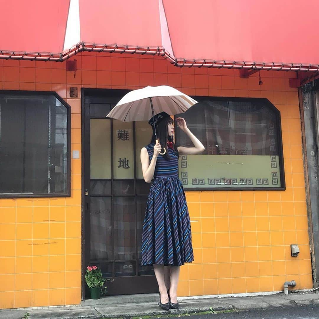 bis_web bis [ビス] さんのインスタグラム写真 - (bis_web bis [ビス] Instagram)「☂️ bis November 2019 🌷﻿ ﻿ ﻿ 本誌で創刊号から続く、﻿ ミュージシャン川谷絵音さん（ゲスの極み乙女。ほか）がディレクションを務めている連載。﻿暑い夏の日に行われた﻿撮影の裏側を大公開❤️﻿ ﻿ ﻿ モデルとして登場してくれたのは、﻿ ドラマ「仮面ライダーゼロワン」に出演中で﻿ 人気上昇中の井桁弘恵ちゃん。﻿ ﻿ ﻿ 11月号は「花傘」がキーワード。﻿ 「花傘」とは、ビジョザクラという花の別名で﻿ 花言葉には“魅力”などの意味が。﻿ 撮影では、テーマに合わせて実際にビジョザクラを交えました。﻿ ﻿ ﻿ 井桁弘恵ちゃんのオフショットや、﻿ 撮影指示を出す川谷さんが自ら花びらを撒き散らし、拾ってくださる様子まで…🌷﻿ ﻿ スワイプしてチェックしてね！﻿ ﻿ ﻿ ﻿ ﻿  bis11月号の購入はこちらから！﻿ ・セブンネット﻿ ・楽天ブックス﻿ ・HMV&BOOKS﻿ ・SHIBUYA TSUTAYA﻿ ﻿ ﻿ ﻿ ﻿ #連載 #川谷絵音 #井桁弘恵 #bis_web﻿ ﻿ - - - - - - - - - - - - - - - - - - - - - - - -﻿ ﻿ #牧野真莉愛（ #モーニング娘。’19）﻿ #NANAMI﻿ #田中真琴﻿ #黒島結菜﻿ #内田理央﻿ #原田葵  #上村莉菜 #森田ひかる（ #欅坂46 ）﻿ #道重さゆみ﻿ #佐藤勝利（ #SexyZone )﻿ #中村里砂﻿ #佐藤ノア﻿ #桃月なしこ﻿ #上國料萌衣﻿ #大谷映美里﻿ #小宮有紗﻿ #アユニD﻿ #えなこ﻿ #くっきー（野性爆弾）﻿ メドウズ舞良﻿ しずちゃん﻿ あわつまい﻿ 川津明日香﻿ 愛子﻿ 夏子﻿ 柴田あやな ﻿ - - - - - - - - - - - - - - - - - - - - - - - -﻿ ﻿ ﻿」11月4日 0時11分 - bis_web