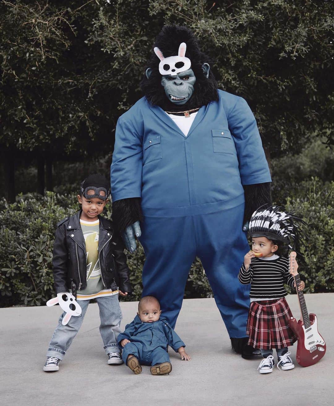 キム・カーダシアンさんのインスタグラム写真 - (キム・カーダシアンInstagram)「The movie Sing 🎤  Saint as Johnny Kanye as Johnny’s dad Psalm as Johnny’s brother  Chicago as Ash  Kanye went trick or treating like this and could hardly fit in the car 🚙 😂」11月4日 0時23分 - kimkardashian