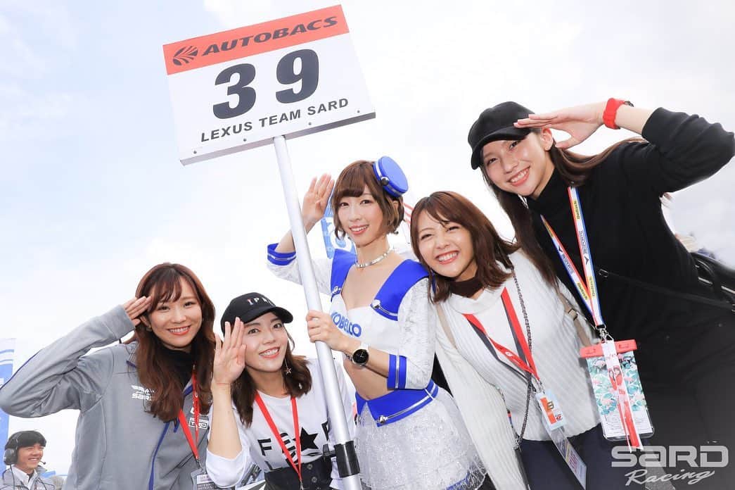 比良祐里のインスタグラム：「念願のGT観戦👑 大好きなひとみんと茂木まで 行ってきました💓 . LEXUSステージ、まさかの私服で2018.2019組のコラボもさせて頂いたり😂💓 全員集合するなんて奇跡！！ そしてまっちのラストグリッド生で見れてよかった🥺💓💓 レースクイーンとして行くサーキットとプライベートのサーキットはまた違う景色が見れました。  なにより、久しぶりでも優しく迎え入れてくれるSaRDが大好き❤️ #SGT2019 #SARD #lexus」