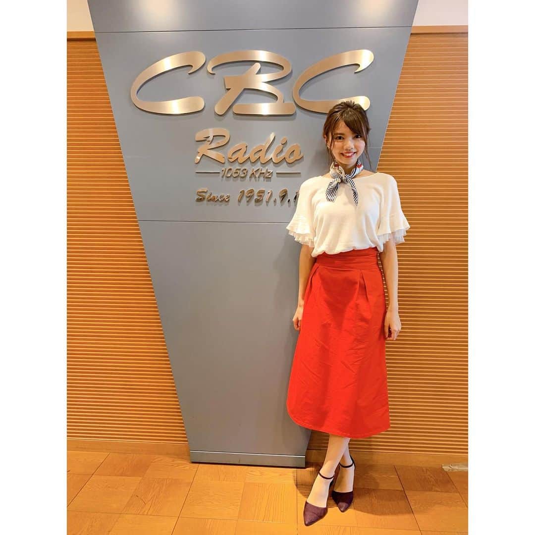 のインスタグラム：「🇯🇵🇯🇵🇯🇵 観戦コーデ➡️スワイプして下さい！ プレミア12ということで… 侍ジャパンのユニホームに合わせるために スカートは朱色にしました🇯🇵⚾️ * ✔️tops @napoca_official ✔️jacket @nostalgia_jp ✔️skirt @gu_global ✔️pumps @gu_global ✔️scarf @vis_jp * #napoca #nostalgia #gu #gu_for_all #タイトスカート #大人コーデ #今日の服 #コーディネート #インスタ野球女子 #アラサーコーデ #お仕事コーデ #中日ドラゴンズ #dragons #cbcラジオ #アナウンサー #衣装 #私服 #秋コーデ #秋コーディネート #野球女子 #野球観戦 #野球好きな人と繋がりたい #ニット #デニム #デニムコーデ #デニムジャケット #スカーフ #スカーフアレンジ #スカーフコーデ #ノスジョ」