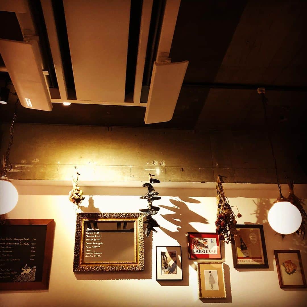 JILLさんのインスタグラム写真 - (JILLInstagram)「今日は久々に家族でごはん🍽 イタリアの白から、新潟胎内の美味ワインをサービスで頂き(超旨っ❣️日本酒みたい⭐️)最後は締めのフランスの赤。  ほんと、家族揃っての会話も、夜ごはんも最近はなかなか時間が合わず出来なかったので楽しかった💕  年末年始の計画を練りつつ、最高のビストロを堪能。やっぱり旨いぞ。この店は。その名もフランス語で香りという名の店。最高🙆‍♀️ 度重なるバットタイミングで、お店の休日や予約でいっぱいとかでずっと到達出来ないままの半年振り❣️ 奥様のテキパキなフロアさばきと美味なワインチョイス、旦那さまの絶妙なお味のお料理。皿まで舐めたくなります💕  御馳走様でした👌  #20191103 #radiotakasaki  #1205名古屋bluenote #1206大阪billboard #詳細はオフィシャルサイトpersonznet #personz  #jillpersonz @jillpersonz」11月4日 0時27分 - jillpersonz