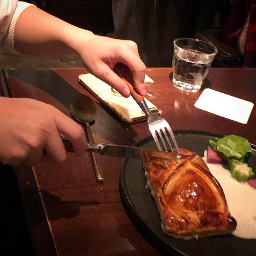 JILLさんのインスタグラム写真 - (JILLInstagram)「今日は久々に家族でごはん🍽 イタリアの白から、新潟胎内の美味ワインをサービスで頂き(超旨っ❣️日本酒みたい⭐️)最後は締めのフランスの赤。  ほんと、家族揃っての会話も、夜ごはんも最近はなかなか時間が合わず出来なかったので楽しかった💕  年末年始の計画を練りつつ、最高のビストロを堪能。やっぱり旨いぞ。この店は。その名もフランス語で香りという名の店。最高🙆‍♀️ 度重なるバットタイミングで、お店の休日や予約でいっぱいとかでずっと到達出来ないままの半年振り❣️ 奥様のテキパキなフロアさばきと美味なワインチョイス、旦那さまの絶妙なお味のお料理。皿まで舐めたくなります💕  御馳走様でした👌  #20191103 #radiotakasaki  #1205名古屋bluenote #1206大阪billboard #詳細はオフィシャルサイトpersonznet #personz  #jillpersonz @jillpersonz」11月4日 0時27分 - jillpersonz