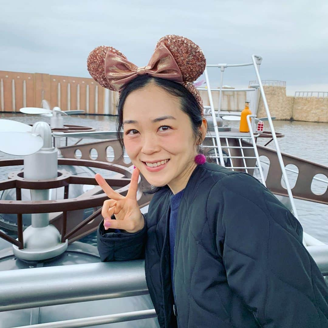 上野まなのインスタグラム：「ファンイベント ディズニーシーの旅、 今年で８回目でした😍  かなり混んでいて、アトラクションは2つだけ🙄 でもずーーっと楽しかったぁ💕  ファンの人に恵まれている。ほんとに。 出逢ってくれて、ありがとう😌  #ディズニーシー #みにーちゃん #夢の国 #幸せな時間」